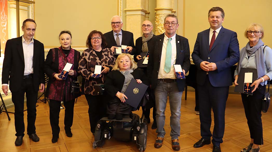 Gruppenbild der mit dem Bundesverdienstkreuz Ausgezeichneten. 