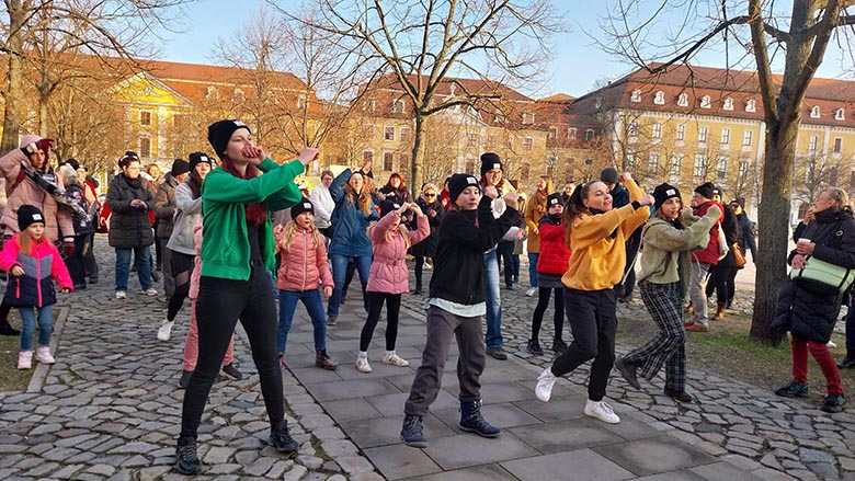 Tanzende Jugendliche beim Aktionstag "One Billion Rising" 2023 in Magdeburg