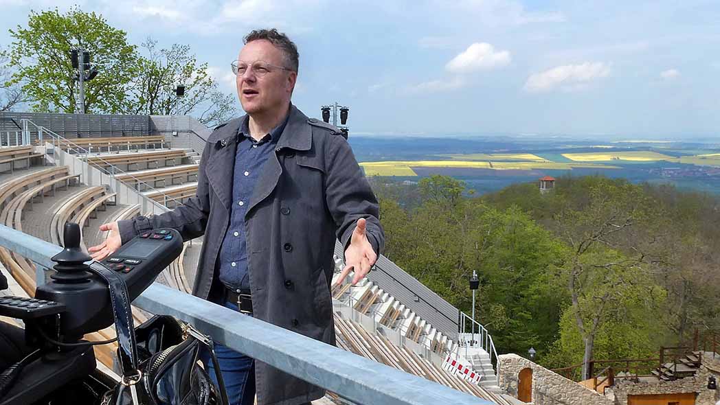 Intendant Ronny Große führte durch das Bergtheater Thale.