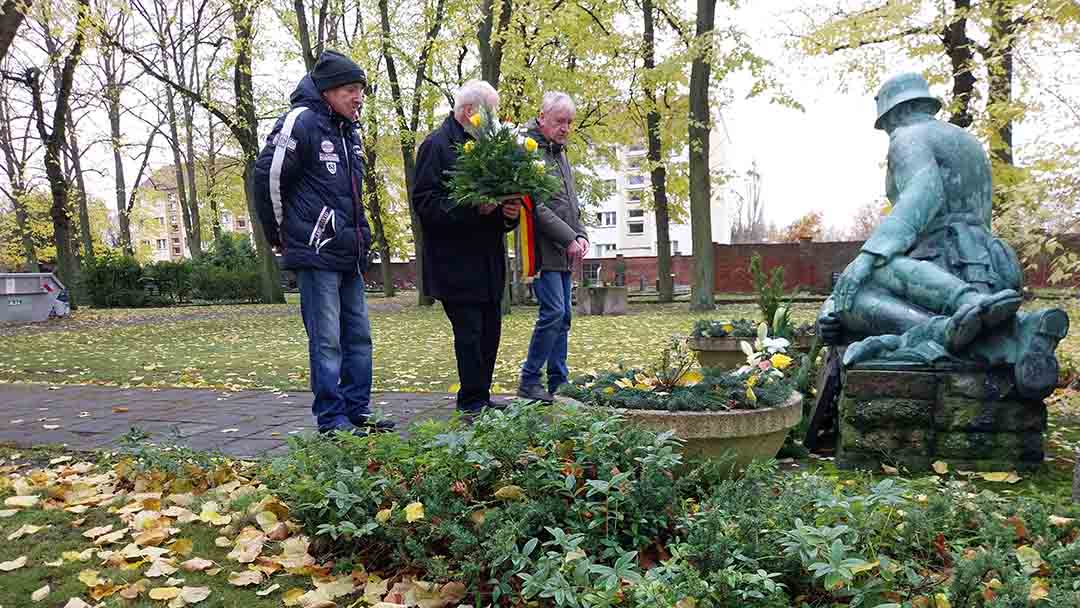  Klaus Lück, Jörn Sanftleben und Frank Grunert vor dem Mahnmal