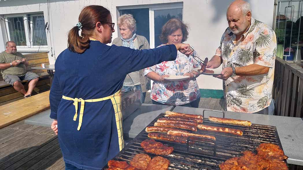 V. li.: Die Dame am Grill bedient Heidi Berger, Michael und Kerstin Lindemann.
