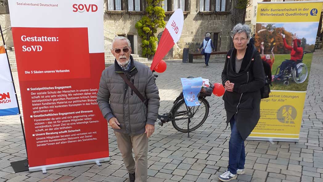 V.li: Edgar Schubert und Cornelia Rath am SoVD-Stand.