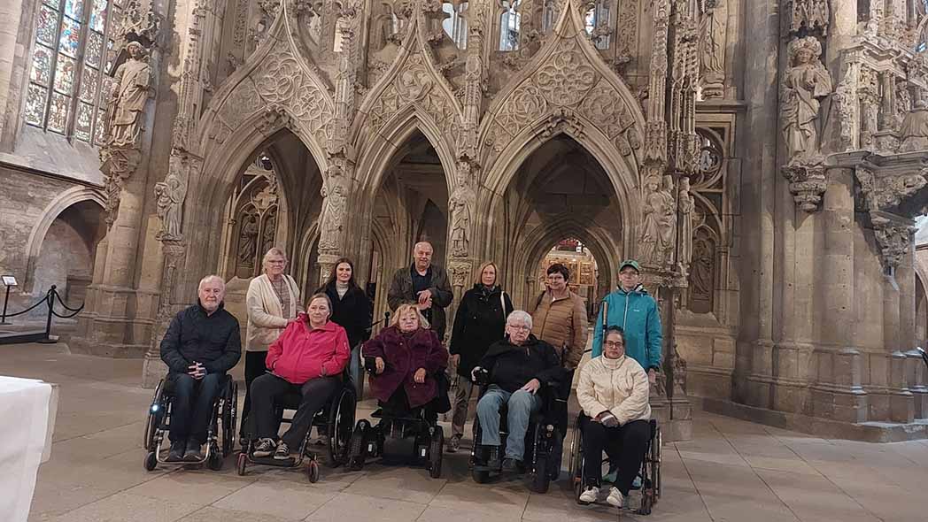 Menschen mit und ohne Rollstuhl im Halberstädter Dom.