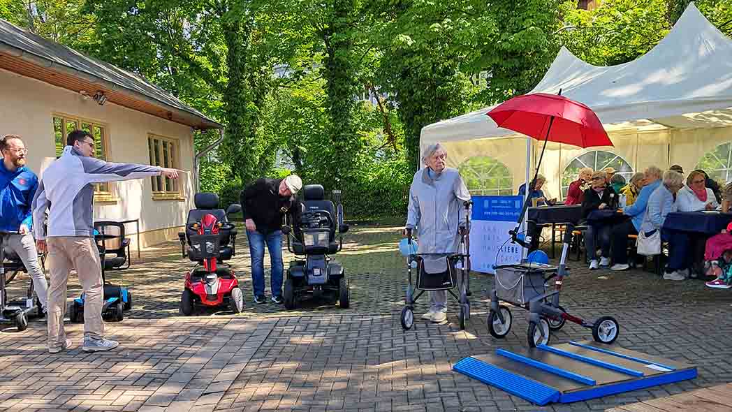Rollatoren und Rollstühle sowie ein Essstand.
